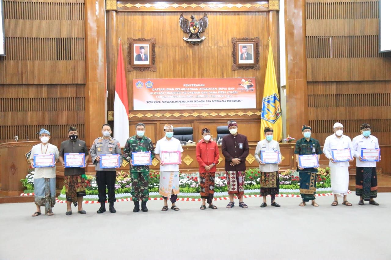 podiumnews.com-Gubernur Koster Serahkan DIPA APBN dan TKDD Tahun Anggaran 2021